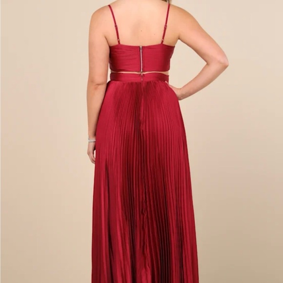 NWT Wine Red Pleated Cutout Maxi Dress-Lulu's Got the Glam - Picture 3 of 8